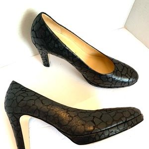 Black Snake Skin leather Pumps size 9 close toe